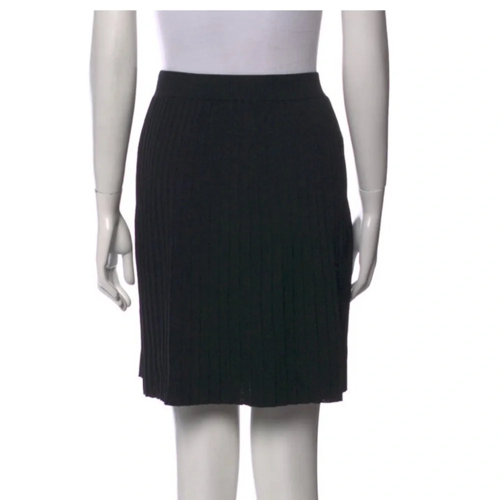 St. John Basics Black Pleated A-Line Skirt Size 6 Luxe Knit Classic Preppy